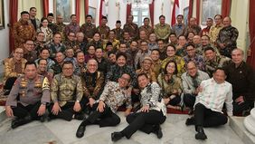 Presiden Joko Widodo (Jokowi) dan Wakil Presiden (Wapres) KH Ma’ruf Amin mengumpulkan para jajaran Kabinet Indonesia Maju menjelang purnatugas di Istana Negara, Jakarta, Jumat (18/10/2024).