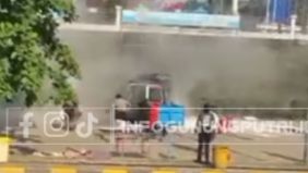 Ambulance tersebut tiba-tiba terbakar.