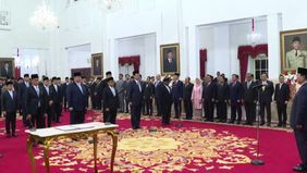 Semua pejabat yang dilantik Prabowo mengenakan jas dengan warna dasi biru muda atau langit.