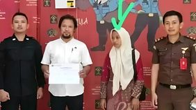 Pengadilan Negeri Andoolo memutuskan untuk menangguhkan/menunda penahanan Supriyani, seorang guru honorer di SD Negeri 04 Baito, Kabupaten Konawe Selatan, Sulawesi Tenggara.