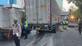 Terjadi kecelakaan yang melibatkan sebuah truck wingbox menabrak pembatas busway di depan Wisma BCA Peninsula, Tomang, Jakarta Barat, menuju arah Slipi pada Selasa, 22 Oktober 2024 sekira pukul 06.40 pagi.