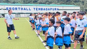 Latihan sepak bola bersama ini digelar di Sporthall Tembagapura 