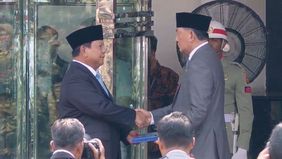 Presiden Prabowo Subianto menyerahkan memorandum Menteri Pertahanan RI kepada Sjafrie Sjamsoeddin, Selasa, 22 Oktober 2024 siang.