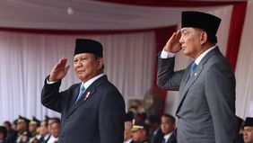 Presiden RI ke-8 Prabowo Subianto kompak menaiki kendaraan Maung bersama Menteri Pertahanan Sjafrie Sjamsoeddin usai acara memorandum serah terima jabatan di Kementerian Pertahanan, Jakarta, Selasa (22/10).