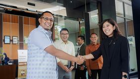 Satu hari setelah dilantik, Menteri Komunikasi dan Digital Meutya Hafid langsung bertemu dengan Kepala Kantor Komunikasi Presiden. Kabar ini diungkapkan langsung oleh Meutya Hafid melalui akun Instagram pribadinya pada Selasa, 22 Oktober 2024.