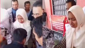 Pengadilan Negeri Andoolo memutuskan untuk menangguhkan penahanan terhadap Supriyani, seorang guru honorer di SD Negeri 04 Baito, Kabupaten Konawe Selatan, Sulawesi Tenggara, yang dilaporkan oleh polisi karena memarahi anaknya, D (6).