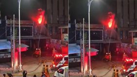 Terjadi kebakaran yang menghanguskan sebuah bangunan ruko di sekitar Halte Mampang Prapatan, Jakarta Selatan, Kamis, 24 Oktober 2024 malam.