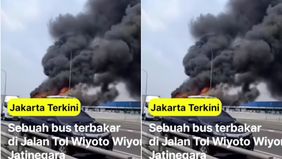 Bus habis terbakar tersisa puing-puing.