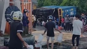 Sebuah insiden mengejutkan terjadi di depan gerbang Kampus Universitas Negeri Makassar (UNM) ketika sebuah mobil kontainer pengangkut minyak mengalami kecelakaan.