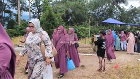 Makam Nia Kurnia Sari, seorang gadis penjual gorengan di Padang Pariaman, dikabarkan terus mengeluarkan aroma harum hingga saat ini. Nia diketahui tewas akibat pembunuhan dan pemerkosaan yang dilakukan oleh Indra Septiarman alias Indra Dragon.