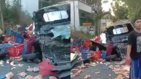 Kecelakaan maut kembali terjadi di Indonesia, kali ini di jalan raya Desa Pengonsean, Kecamatan Torjun, Kabupaten Sampang, Madura, Jawa Timur, pada Kamis, 24 Oktober 2024.