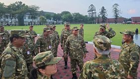 Presiden Prabowo Subianto memperlihatkan keindahan alam kawasan Gunung Sumbing di Desa Sukomakmur, Kecamatan Kajoran, Kabupaten Magelang, Provinsi Jawa Tengah (Jateng) di sela agenda "Retreat Kabinet Merah Putih" di Magelang, Jumat (25/10/2024).