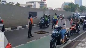 Tutup gorong-gorong yang terletak di Jl. MT Haryono di bawah Flyover Pancoran, Jakarta Selatan hilang sehingga menimbulkan kepadatan kendaraan yang melintas.