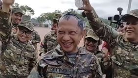 Anggota Kabinet Merah Putih merayakan hari ulang tahun Menteri Dalam Negeri Tito Karnavian dengan penuh keakraban di sela agenda pembekalan retret kabinet di Akademi Militer (Akmil) Magelang, Jawa Tengah, Sabtu.
