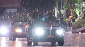 Presiden RI, Prabowo Subianto memberikan apresiasi kepada Taruna Akademi Militer (Akmil) yang tetap mengikuti Upacara Parade Senja di Lapangan Pancasila, Akmil Magelang, Jawa Tengah, pada Jumat (25/10/2024), meski dalam kondisi hujan. 