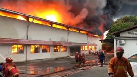 Kebakaran besar melahap tiga unit gudang di Pergudangan Indoraya, Bojong Jaya, Karawaci, Tangerang, Senin sore (28/10/2024).