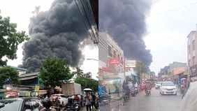 Kebakaran yang melanda pabrik PT Indoraya, Perumnas 1, Karawaci, Tangerang, Senin petang (28/10/2024) saat ini masih dalam penanganan petugas