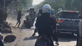 Sebuah video yang menunjukkan dua pria terlibat dalam aksi carok menjadi viral di berbagai platform media sosial serta aplikasi perpesanan. Kejadian ini diketahui berlangsung di Kecamatan Kebomas, Gresik.