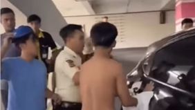 Video viral sepasang pemuda bermesraan di parkiran mobil memancing reaksi netizen yang mengecam tindakan kasar pria terhadap perempuan.