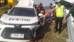 Polisi mengungkap penyebab truk boks menabrak mobil tvOne di bahu jalan tol di Pemalang.