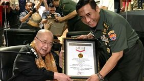 Jenderal TNI Angkatan Darat berpangkat bintang dua, Mayjen TNI Budi Pramono, berhasil mencatatkan namanya dalam rekor MURI sebagai prajurit TNI AD dengan jumlah gelar akademik dan kompetensi terbanyak di Indonesia.