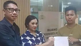 Seorang penumpang yang menyerang driver online berakhir damai setelah pertemuan di kantor polisi.