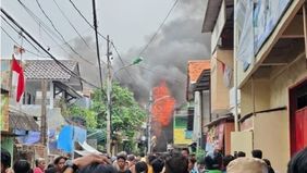 Kebakaran melanda rumah tinggal di Jalan Cipinang Pulo, Jakarta Timur, yang berhasil dipadamkan dalam beberapa menit.