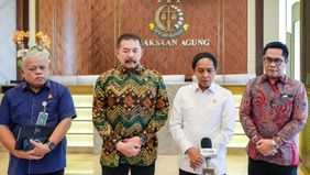 Jaksa Agung ST Burhanuddin menerima kunjungan silaturahmi Menteri Kehutanan RI Raja Juli Antoni pada Jumat (1/11/2024) di Gedung Utama Kejaksaan Agung, Jakarta. Pertemuan ini menjadi tindak lanjut arahan Presiden Prabowo Subianto dalam rangka koordin