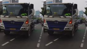 Insiden truk molen tersangkut kabel listrik di Jalan Mampang Prapatan Raya mengganggu lalu lintas Jakarta Selatan.