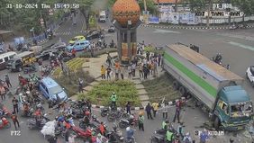 Sopir truk kontainer di Tangerang ugal-ugalan menabrak pengendara hingga ditindas massa hingga babak belur.