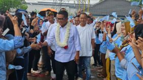 Dalam perjumpaan dengan buruh pabrik produksi baju renang, baju bayi  dan tshirt tersebut, Andra Soni sempat dikalungi bunga oleh para buruh.
