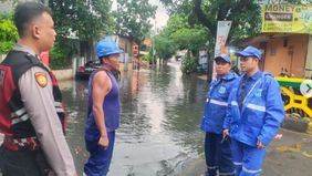 Air menggenangi sejumlah sudut di Mampang, Jaksel.