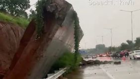 Hujan deras yang terjadi kemarin mengakibatkan tembok penyangga sisi Jalan Tol Serpong-Cinere ambruk 