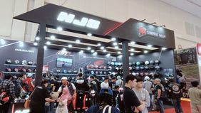 Para Pengunjung Berburu Helm Di Salah Datu Stand Peserta Pameran IMOS 2024.  
