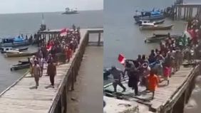 Insiden mengerikan terjadi di Desa Karey, Maluku ketika jembatan ambruk saat merayakan kedatangan anggota DPRD, Husein Tuborfon, menyebabkan puluhan warga terluka.