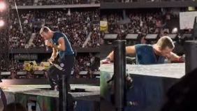 Chris Martin jatuh ke lubang dari atas panggung saat manggung di Australia.