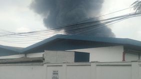 Kebakaran besar melanda pabrik tekstil di Kabupaten Bandung, penyebab masih diselidiki.