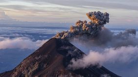 Otoritas Vulkanologi meningkatkan status Gunung Lewotobi Laki-laki di Nusa Tenggara Timur menjadi 'Awas' disebabkan aktivitas vulkanik dan kegempaan yang meningkat.