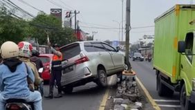 Terjadi insiden kecelakaan mobil yang melibatkan sebuah kendaraan menabrak median jalan di Jalan Diponegoro, Tambun Selatan, Kabupaten Bekasi, Senin, 4 November 2024.