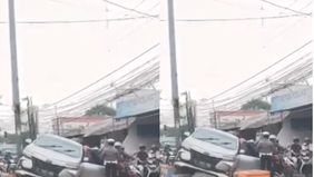 Jadi tontonan pengendara bermotor.