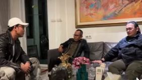 Denny Sumargo langsung mendatangi rumah Farhat Abbas usai ditantang dan menyebut ingin menghajarnya.