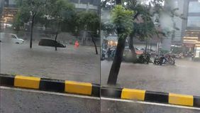 Sejak beberapa waktu lalu, sejumlah wilayah di Jakarta Selatan dilanda hujan deras, terutama di kawasan Kebayoran Lama. Tampak dalam sebuah video yang diterima redaksi NTVNews.id, terlihat hujan deras menyebabkan banjir di kawasan tersebut.