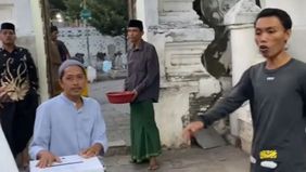 Pengunjung pemakaman Sunan Gunung Jati, Cirebon, diwajibkan sedekah untuk dapat masuk, menimbulkan pro kontra di media sosial.