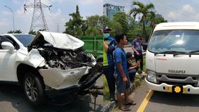 Kecelakaan beruntun empat kendaraan di Tanjung Priok, kendaraan hitam melarikan diri, polisi menyelidiki.