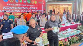 Polda Metro Jaya berhasil menggagalkan peredaran narkoba jaringan internasional dengan jenis sabu-sabu dan ekstasi. Sabu tersebut rencananya akan dikirimkan ke Jakarta pada Jumat, 1 November 2024, menggunakan dua mobil Toyota Kijang Innova yang akan 