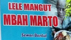 Mbah Marto, legenda kuliner Yogyakarta, populer dengan warung mangut lele-nya yang banyak diminati berbagai kalangan, termasuk pejabat dan artis terkenal.