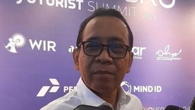 Ketua Himpunan Pengusaha Muda Indonesia (Hipmi), Akbar Buchari menyerahkan sebuah buku kepada Menteri Koordinator Bidang Pembangunan Manusia dan Kebudayaan (Menko PMK) Pratikno, berisikan aspirasi menyangkut masa depan bangsa.