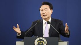 Presiden Korea Selatan, Yoon Suk Yeol pada hari Kamis, 7 November 2024, meminta maaf atas kontroversi yang melibatkan istrinya, Ibu Negara Kim Keon Hee, dan menentang rancangan undang-undang yang diusulkan oposisi untuk membentuk penasihat khusus gun