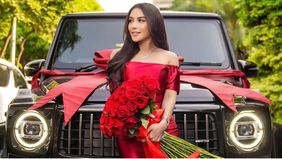 Penyanyi dangdut dan anggota DPRD Jakarta, Bebizie Sri Mulyati, membuat heboh dengan unggahan mobil mewah di Instagram.