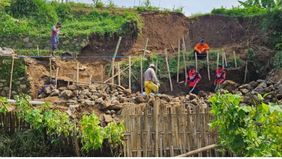 Longsor di Kampung Cijurey, Cianjur, menghancurkan jalan penghubung penting, mempersulit aktivitas dan transportasi warga.